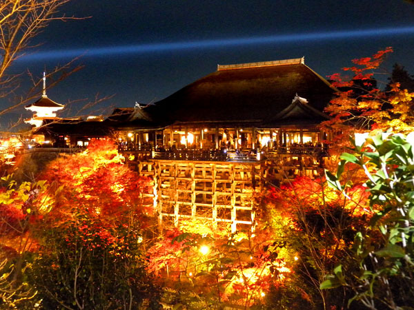 京都紅葉名所のライトアップ情報 京都縁結び パワースポット 秋の京都旅行情報 美しい紅葉の名所とライトアップの動画 画像 壁紙にも Naver まとめ