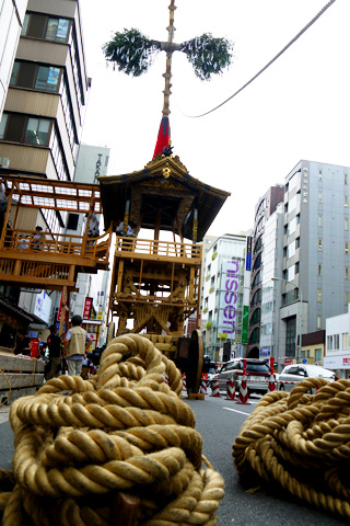 祇園祭の鉾建て