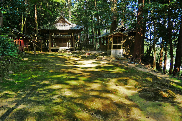 縁結びの宮垣神社の境内